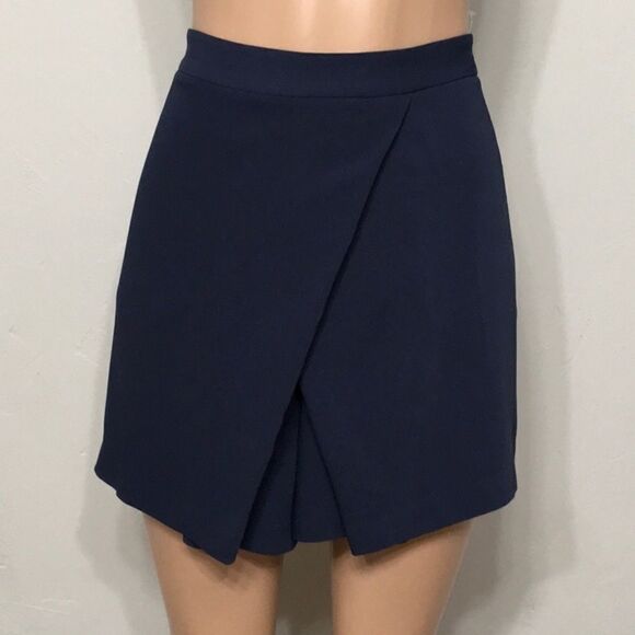 New Angled pleat shorts. NWOT - Picture 8 of 8